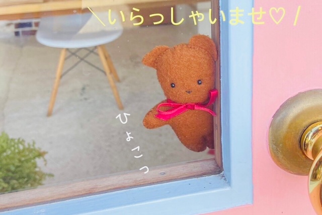 田沢農園2023年冬の店内　入口ドアのガラスに付けたかわいいクマのぬいぐるみ