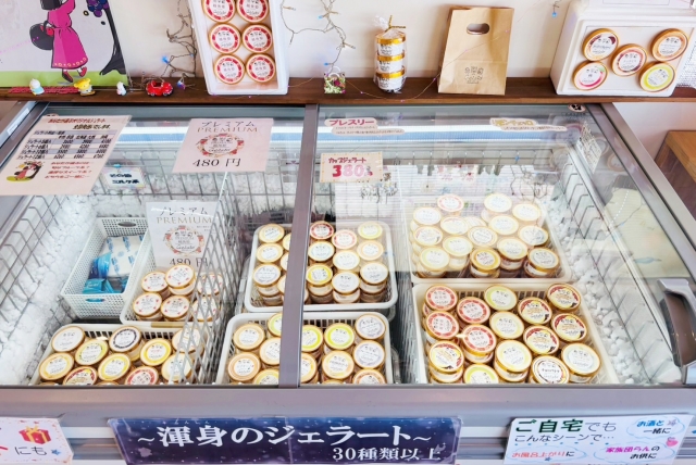 新潟・三条のジェラート田沢農園のカップジェラートのショーケース2025年夏
